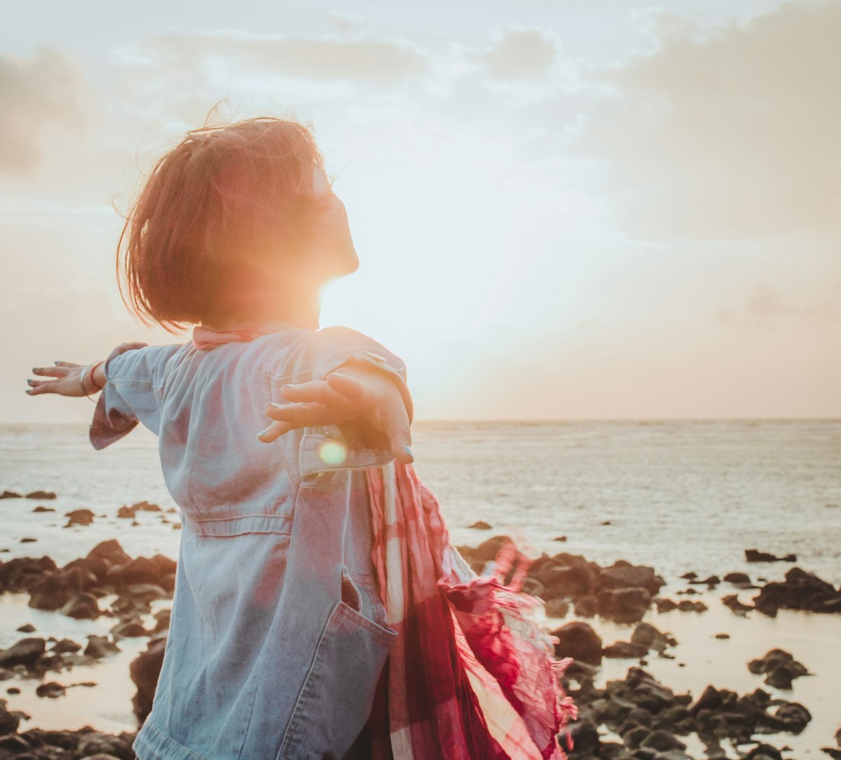 転職への一歩を踏み出す解放感のイメージ