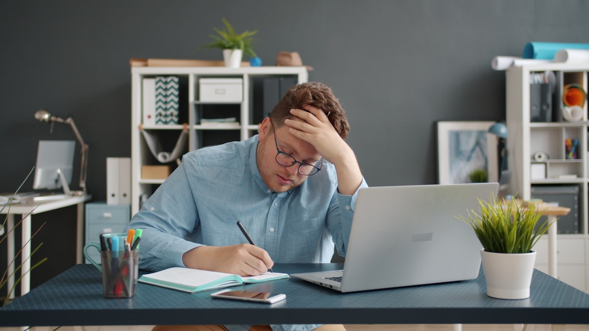 ストレスを感じる営業職のイメージ