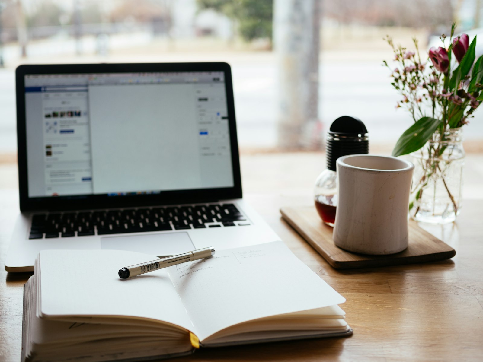 公務員試験に向けて勉強するデスク